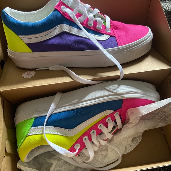 Children’s shoes - Picture 1 of 2